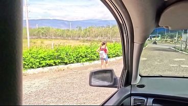 Flaca de 18 Años Perdida en la Carretera Entrega el Coño a un desconocido Pervertido Por dinero