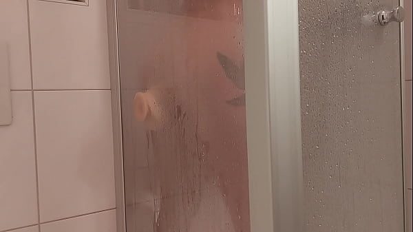 Sub Sissy Ella unter der Dusche