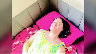 Travesti usa vestido curto mostrando as lindas pernas