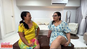 Madura casada fazendo anal numa suruba com a amiga gordinha e dois machos