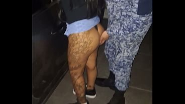 Nos para la policía entrando al motel y mi novia los soborna con su culo para que nos dejen ir