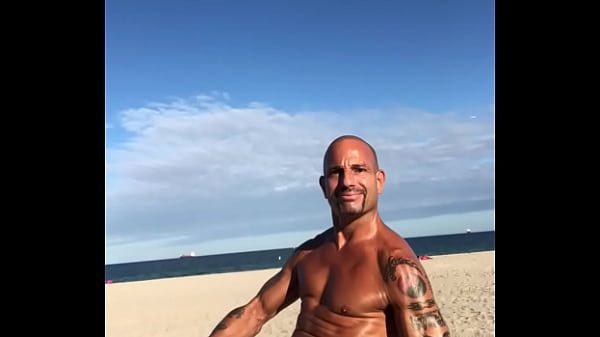 BEACH BODY PORN STAR MAXXX LOADZ FLEXING AT THE BEACH