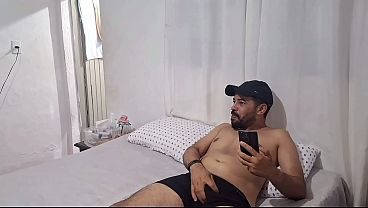 Padrasto atiça a enteada, e ele enche a cara dela de porra, ela adora porra na cara