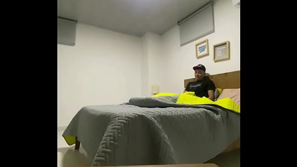 Hermanastros cachondos follando mientras estamos solos en casa
