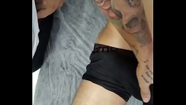 Amigo casado ficou excitado com a massagem e o pau pulsava sem parar