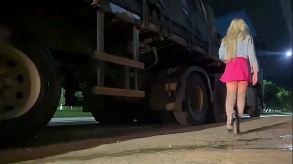 CAMINHONEIRO FUDENDO O CUZINHO SA SAFADA NA BEIRA DA ESTRADA
