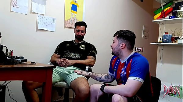 Vizinho hétero casado veio ver o jogo e jogou a rola no meu cu (COMPLETO NO RED)
