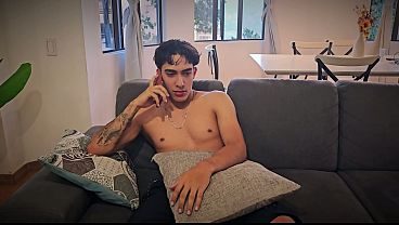 Joven de 18 años contrata a una puta para que le quite la virginidad