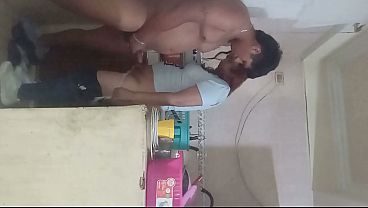 Nooo, le metio su verga a la empleada en la cocina
