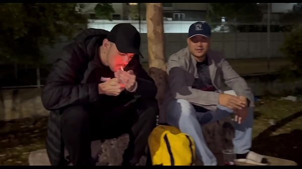 AMIGOS FORAM B-B-R NA QUADRA E CABARAM NA BRODERAGEM ATÉ QUE DERREPENDE APARECEU UM MORADOR DE RUA QUE DEIXOU TUDO MAIS INTERESSANTE