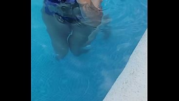 Su esposo dejo sola a esta Milf en la alberca y yo me acerque para tener sexo