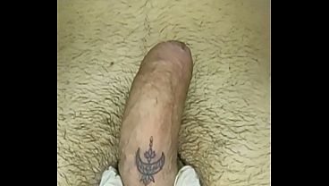 Mostrando a tatuagem finalizada no pau