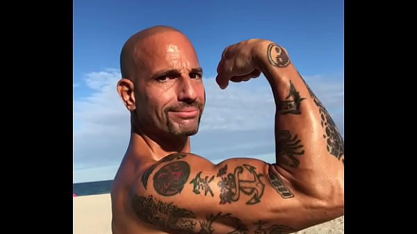 MAXXX LOADZ FLEXING AT THE BEACH
