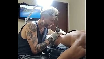 Mão boba durante a tatuagem