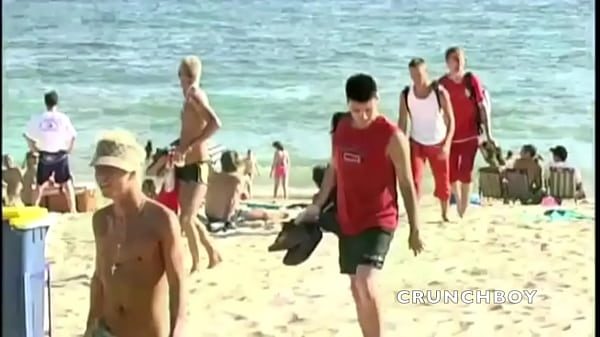 deux jeunes latinos de 22 an sbaisent bareback en secret