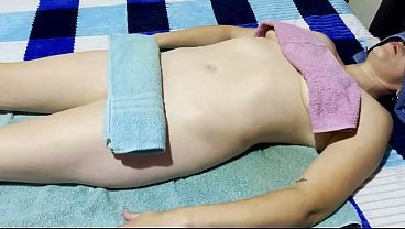 My masseur makes me reach orgasm using only his fingers!!!