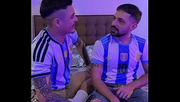 Alentando en la copa, hacemos una apuesta y me tengo que coger a mi amigo para darle mi leche!