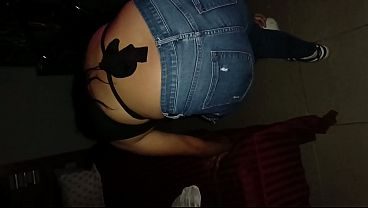 Después de la fiesta, mi cuñada viene a mi habitación para follar.