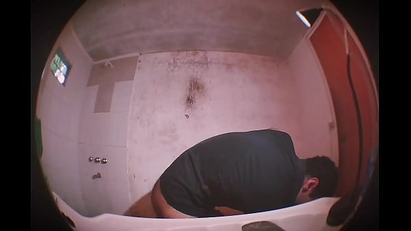 Masturbacion en el Baño - Camara mirando hacia arriba - Porno Argentina - Pene Grande - acabada como si te acabara en la cara - Grabado con lente ojo de pez