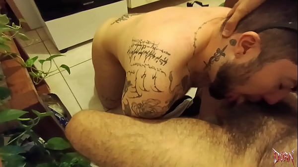 Ele ficou olhando pra minha bunda enquanto eu lavava louça e não resistiu (COMPLETO NO RED)