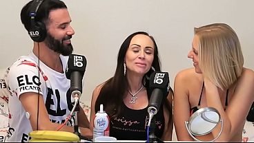 La rubia y la morocha se comen la banana con cremita!