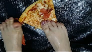 Tu cena está servida... bajo mis pies