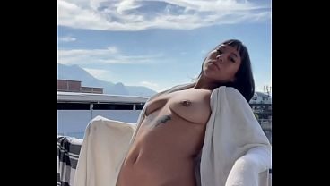 Meus seios naturais ao sol.
