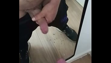 Paja y leche frente al espejo