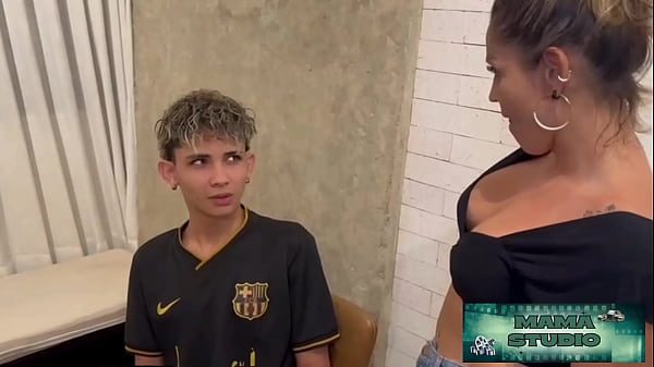 Mama Studio em:Trepei com minha madrasta safada para que ela não conte ao meu padastro que me pegou assistindo pornô na hora do jantar #