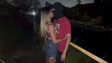 Esposa aborda estranho na rua e faz um sexo anal gostoso