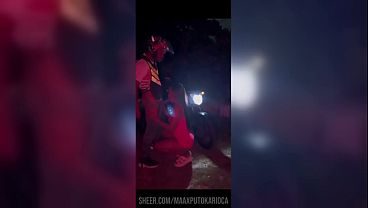Passageira acabou pagando a corrida o ao motoboy, mas de outra forma levando pica e muito leite no rabo e na buceta e no pêlo.
