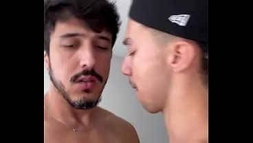 Babando gostoso e cuspindo no pau do professor de jiu jitso