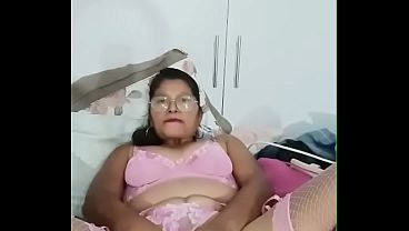 En lenceria rosa, me masturbo rico