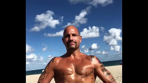 MAXXX LOADZ FLEXING AT THE BEACH