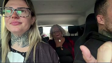 Chamamos a senhora de 63 anos que estava na buscando aposentadoria!Ela aceitou a foder gostoso vovó safada e fogosa soltou leite pelos seus peitos e ficou toda molhada