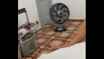 Amigo do corno veio assistir o jogo e acabou comendo a Hotwife no pêlo e deixando sua buceta cheia de leite