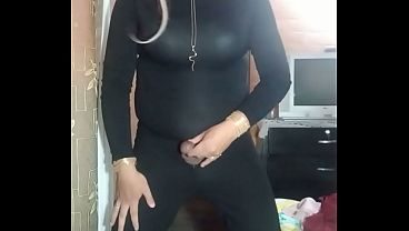 Travesti de negro, mostrando gran verga y masturbandose