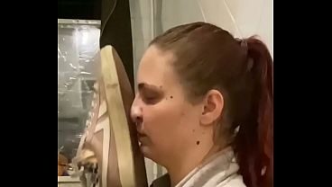 puta madura pelirroja sumisa chupa la suela de mi zapato sucio hasta correrse