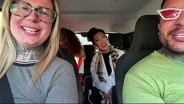 As japonesa ea morena fodemos gostoso dentro do carroChamamos uma flanelinha e uma veterinária pra ser atriz pornô!