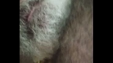 MACHO VELHO PELUDO FORTE SUJO COM PENIS MACRO MUITO GROSSO GOZANDO