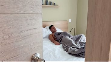 Mi madrastra me encuentra masturbandome y me ayuda con mi erección