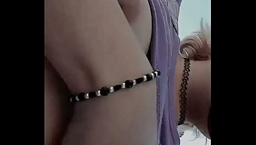 Enseñando las tetas en la calle