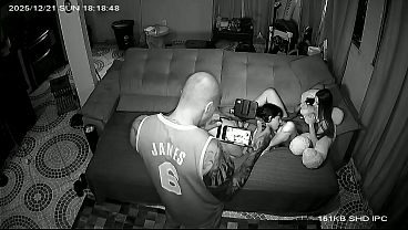 Marido filma esposa tendo relação sexual com mulher.