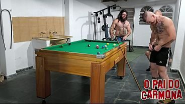 jogando bilhar e fazendo desafios safados