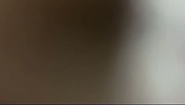 la chica de limpieza me pillo tocandome y me dio una mamada