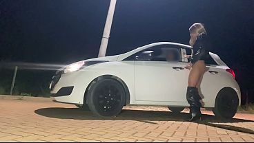 MACHO SAFADO FUDENDO O CUZINHO DA PUTA NA RUA