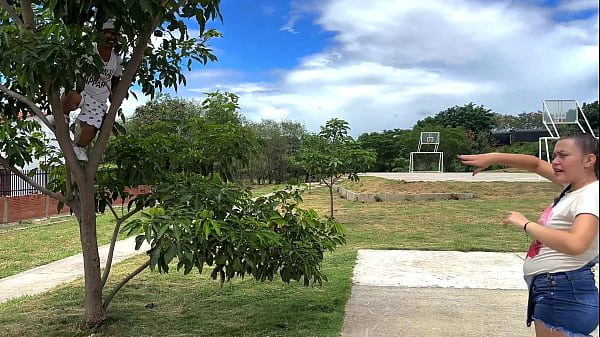 Veo a un pequeño enano montado en un árbol viéndome haciendo ejercicio y me invita a su apartamento para follarme hasta venirse dentro de mi y termina en mi culo estrecho.