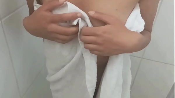 Entre en el baño donde estaba MI HERMANASTRA al principio se mostro tímida pero luego me demostró ser una puta que le encanta coger