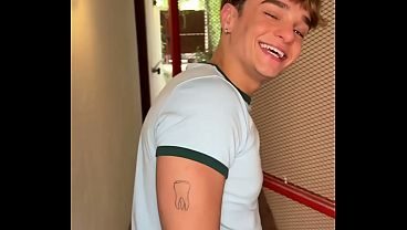 GRINGO DOTADO LEITANDO RABO DE TWINK