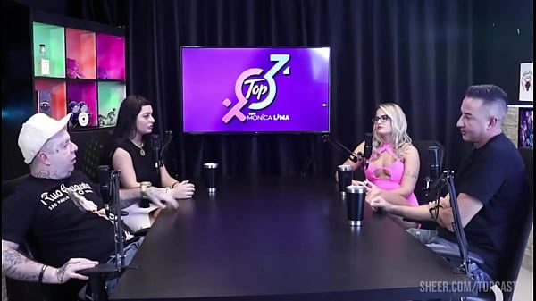 Putaria ao vivo. Monica Lima e Loira muita gostosa, nao se controlam e fazem um putaria deliciosa ao vivo para todo mundo.